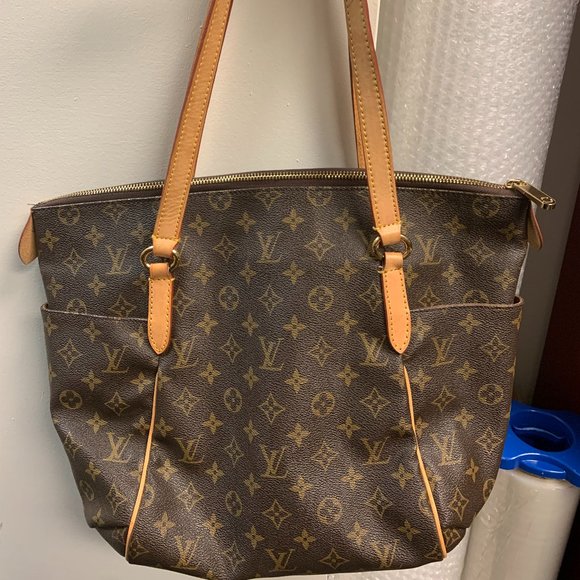 Louis Vuitton Bag ARO977 - Picture 1 of 9